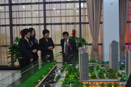 现场嘉宾参观彩虹嘉园沙盘 现场嘉宾参观彩虹嘉园沙盘