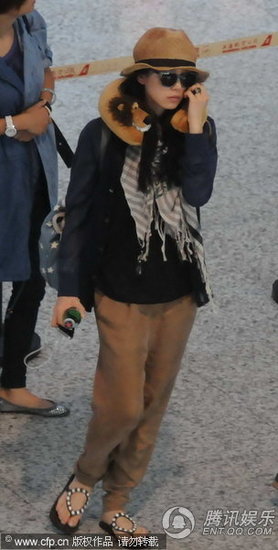 组图:刘诗诗戴黑超遮素颜 穿厚衣却配拖鞋