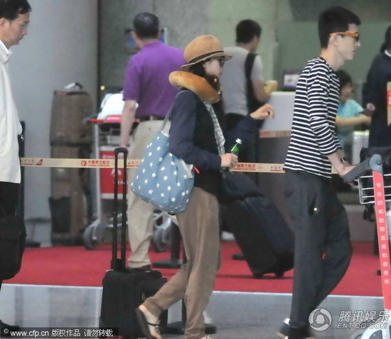 组图:刘诗诗戴黑超遮素颜 穿厚衣却配拖鞋