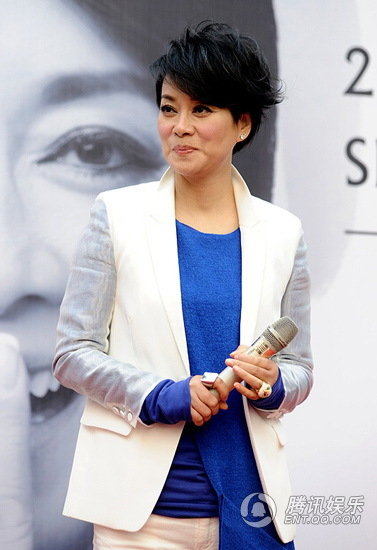 组图:毛阿敏将首度在沪开唱 自夸很牛很纯真