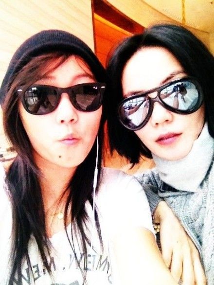 窦靖童首晒与王菲合影 被赞“靓丽姐妹花”