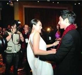 王力宏求熊抱章子怡遭闪躲拒绝 网友:躲得好